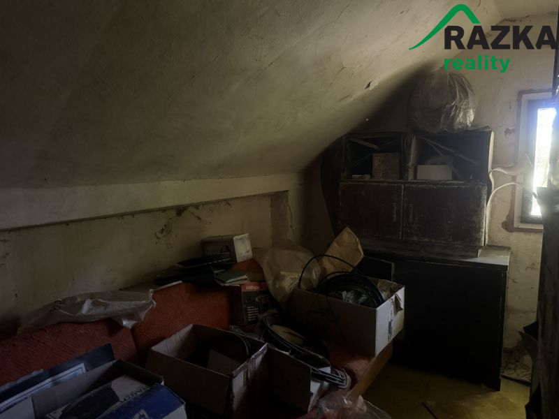 Rodinný dům k rekonstrukci - obec Popovice u Poutnova 