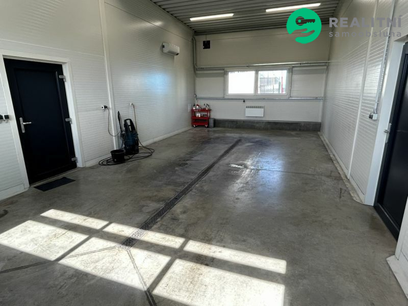 Novostavba haly, pozemek 3000m2, 8km od Brna, u D1