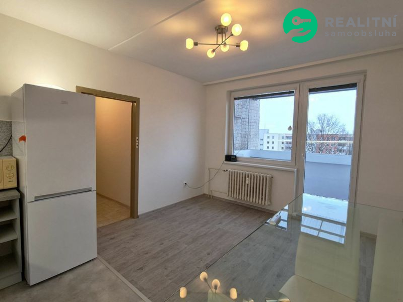 Pronájem bytu 2+kk 49 m², Strakonice, Obránců míru, 9 980 Kč/měs. Zrekonstruovaný, částečně zařízen, volný ihned.