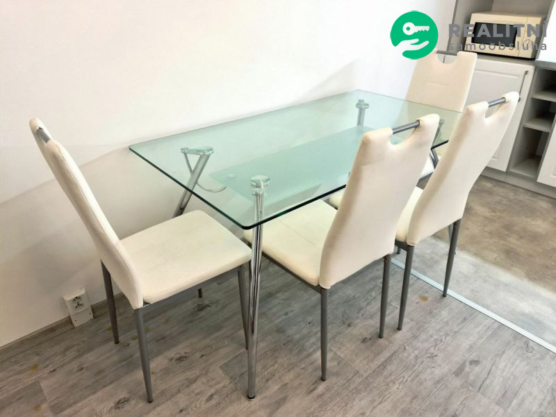 Pronájem bytu 2+kk 49 m², Strakonice, Obránců míru, 9 980 Kč/měs. Zrekonstruovaný, částečně zařízen, volný ihned.