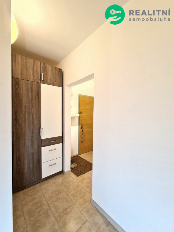 Pronájem bytu 2+kk 49 m², Strakonice, Obránců míru, 9 980 Kč/měs. Zrekonstruovaný, částečně zařízen, volný ihned.