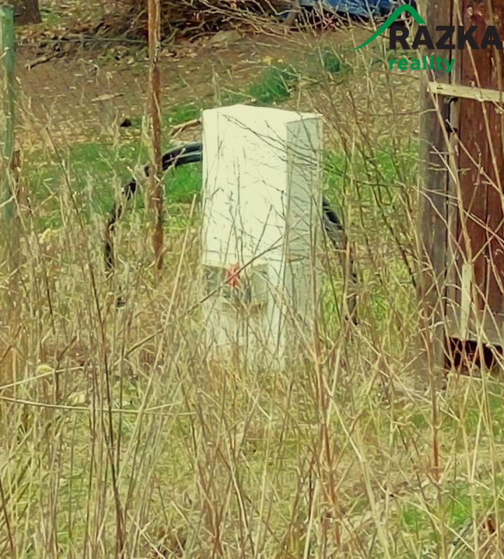 Zahrada v klidné části zahrádkářské kolonie v Doma