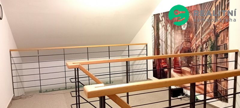 Moderní dvoupatrový byt v kouzelné lokalitě. 4+kk v Řitce, která sousedí s CHKO Brdy