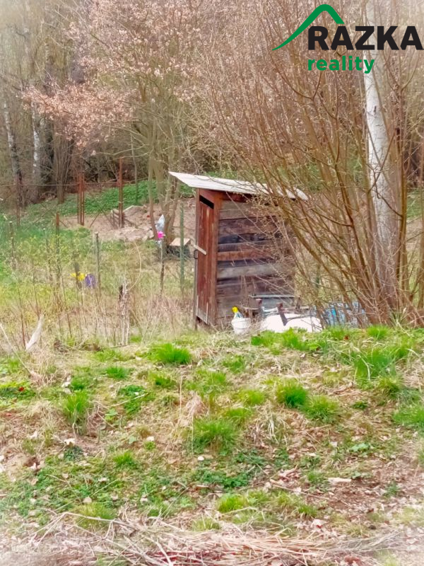 Zahrada v klidné části zahrádkářské kolonie v Doma