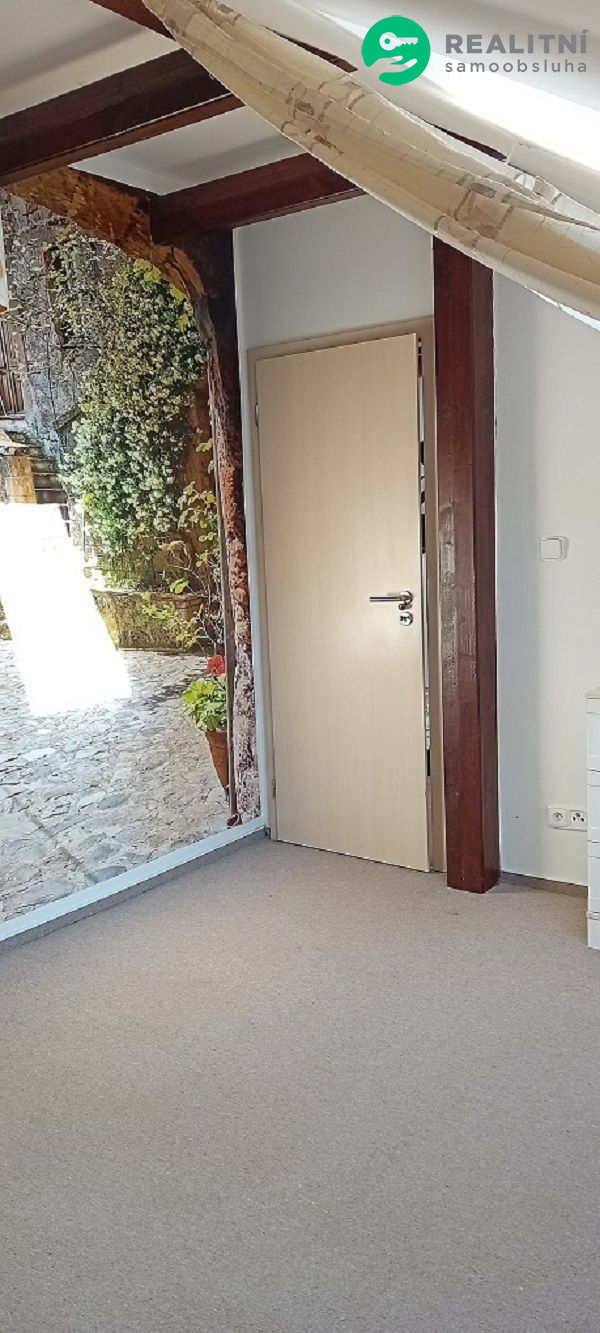 Moderní dvoupatrový byt v kouzelné lokalitě. 4+kk v Řitce, která sousedí s CHKO Brdy