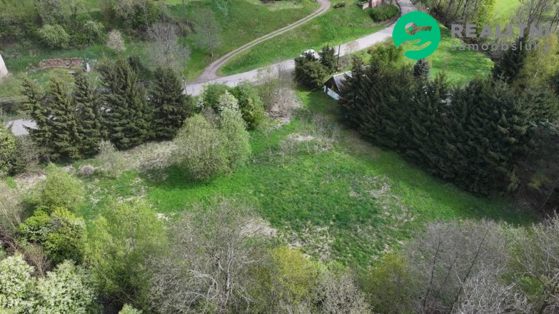 Rovinatá stavební parcela cca 350 m2 s rozlehlou zahradou