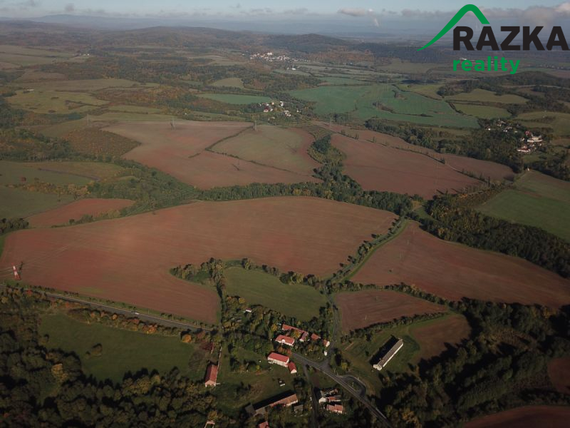 400 ha zemědělské půdy, včetně statku a stavebních