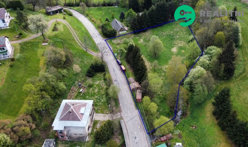 Rovinatá stavební parcela cca 350 m2 s rozlehlou zahradou