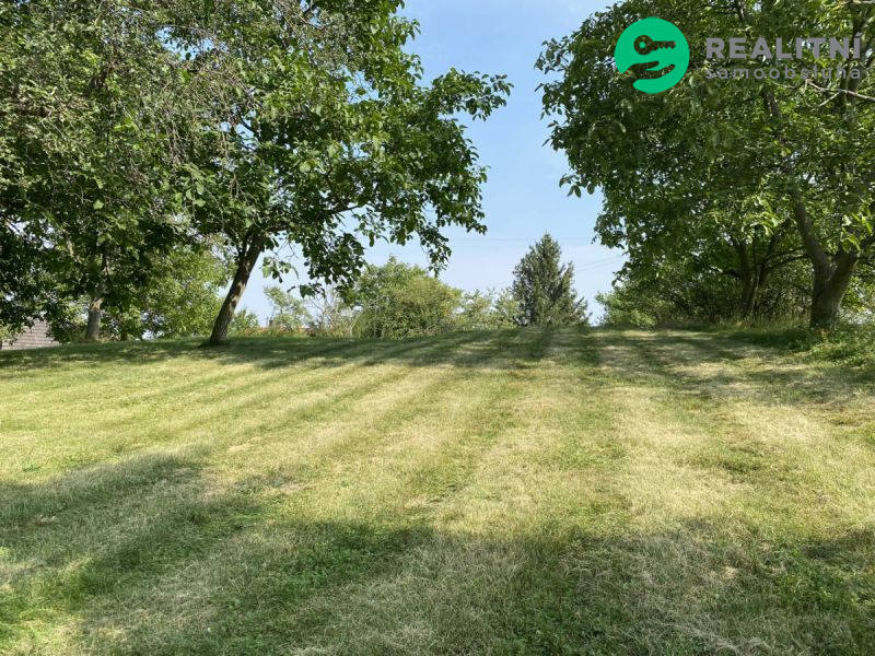 Klidný pozemek 3 359 m&sup2; na polosamotě u Petrovic