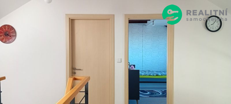 Moderní dvoupatrový byt v kouzelné lokalitě. 4+kk v Řitce, která sousedí s CHKO Brdy