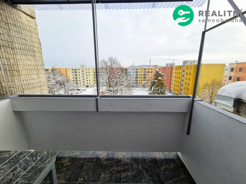 Pronájem bytu 2+kk 49 m², Strakonice, Obránců míru, 9 980 Kč/měs. Zrekonstruovaný, částečně zařízen, volný ihned.