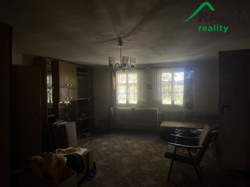 Rodinný dům k rekonstrukci - obec Popovice u Poutnova 