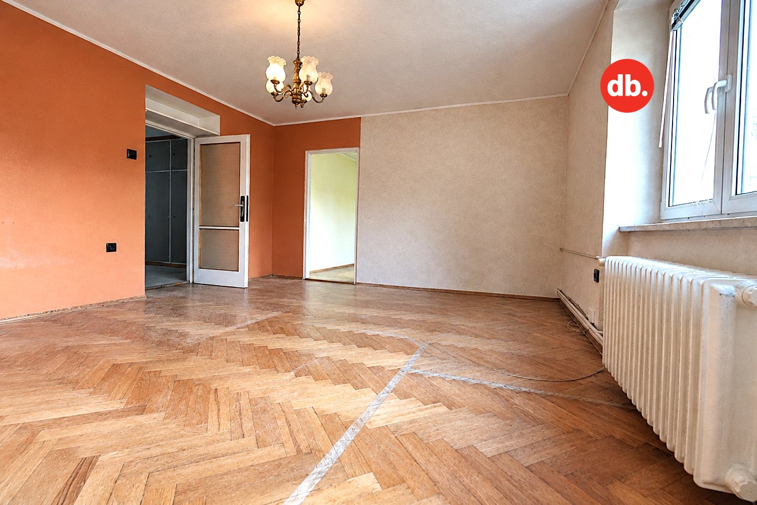 Prázdný pokoj s parketami a denním světlem