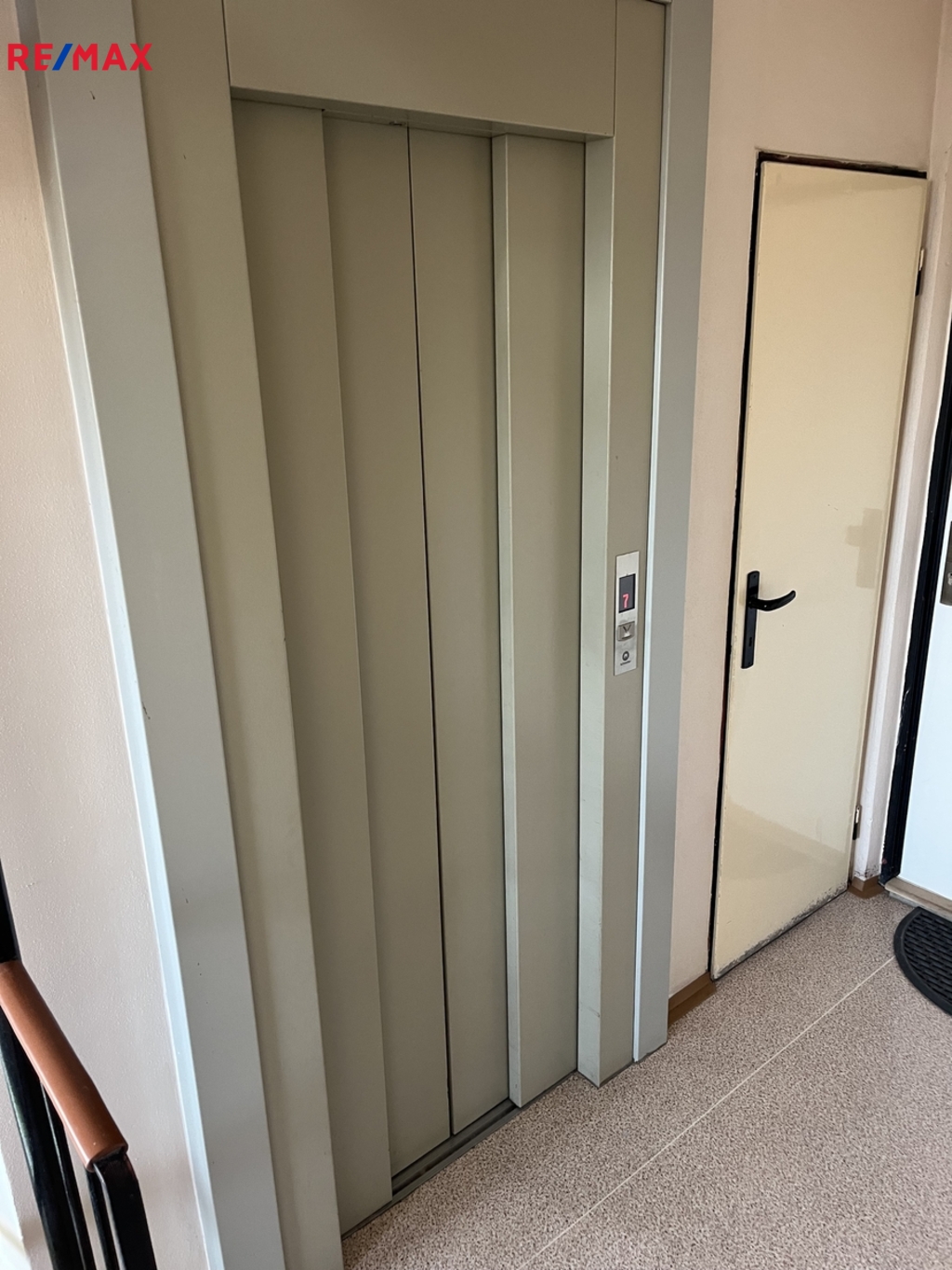 Chodba s výtahem a komorou