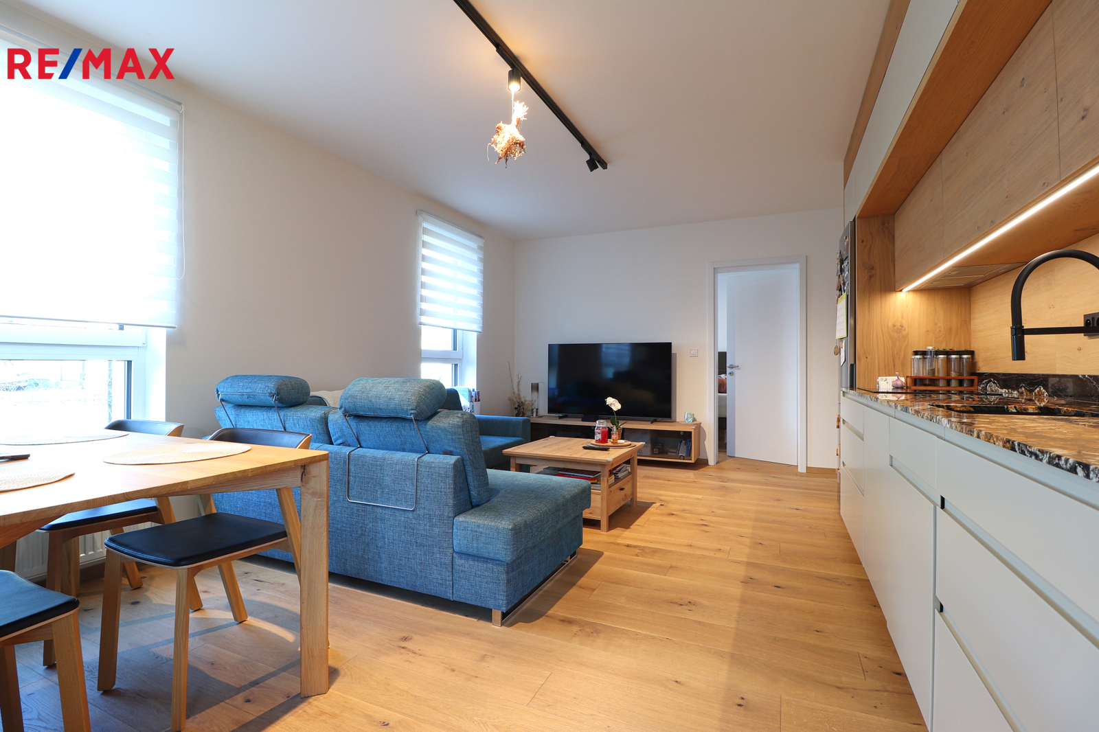 Obývací pokoj + kk