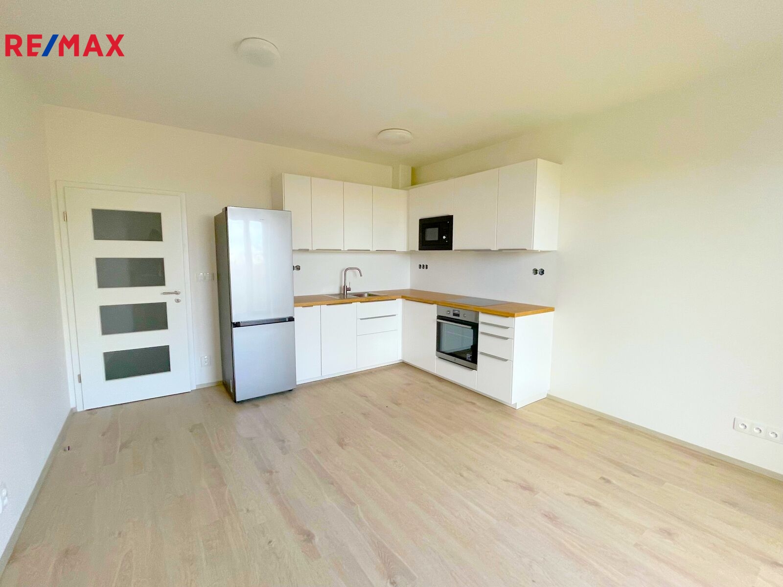 Obývací místnost s plně vybavenou kuchyní