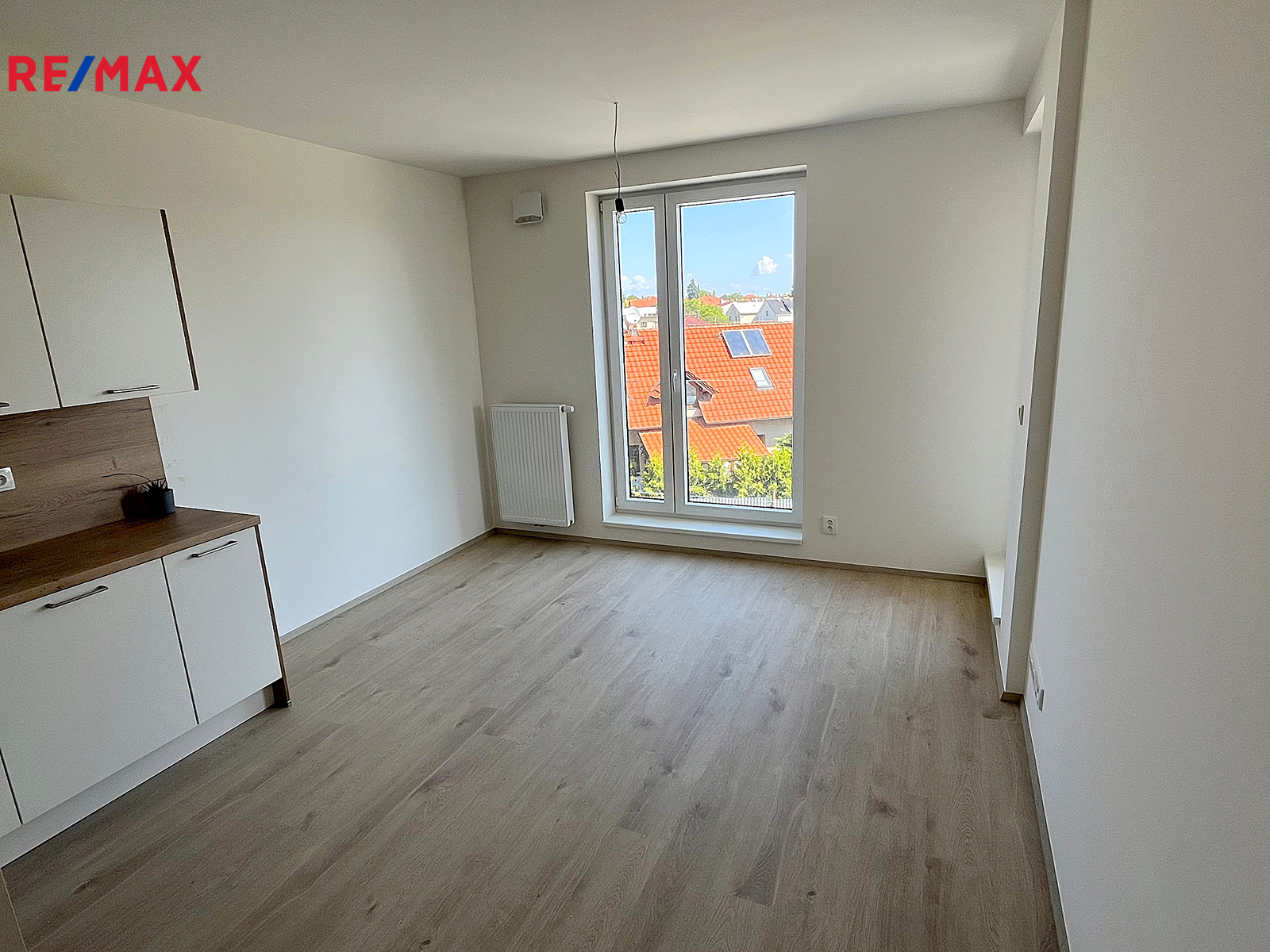 Obývací místnost s kuchyní a balkónem