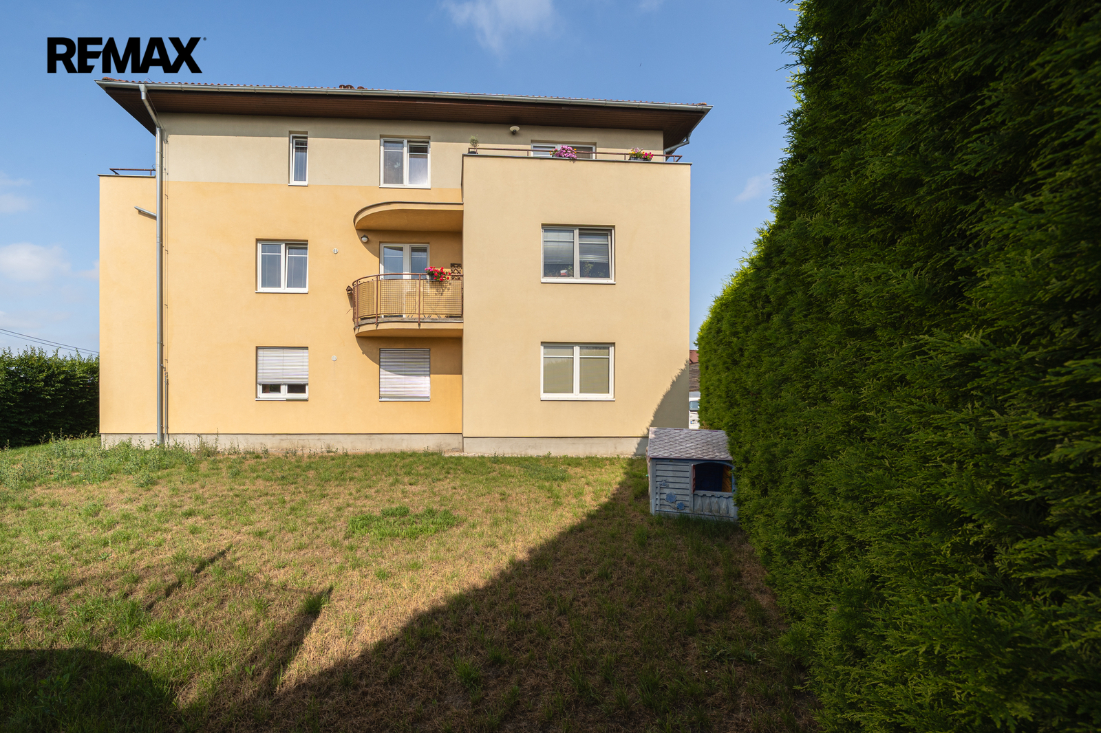 Prodej bytu 2+kk Praha 9 – Vinoř | Světlý byt v zeleni se společnou zahradou