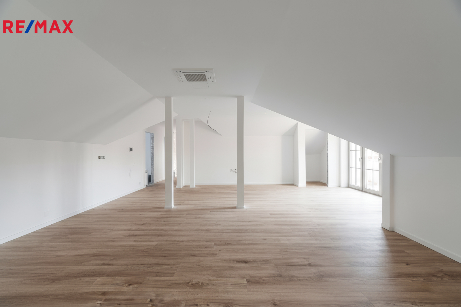 Prodej 4+kk s balkonem a terasou, Praha 10 - Záběh