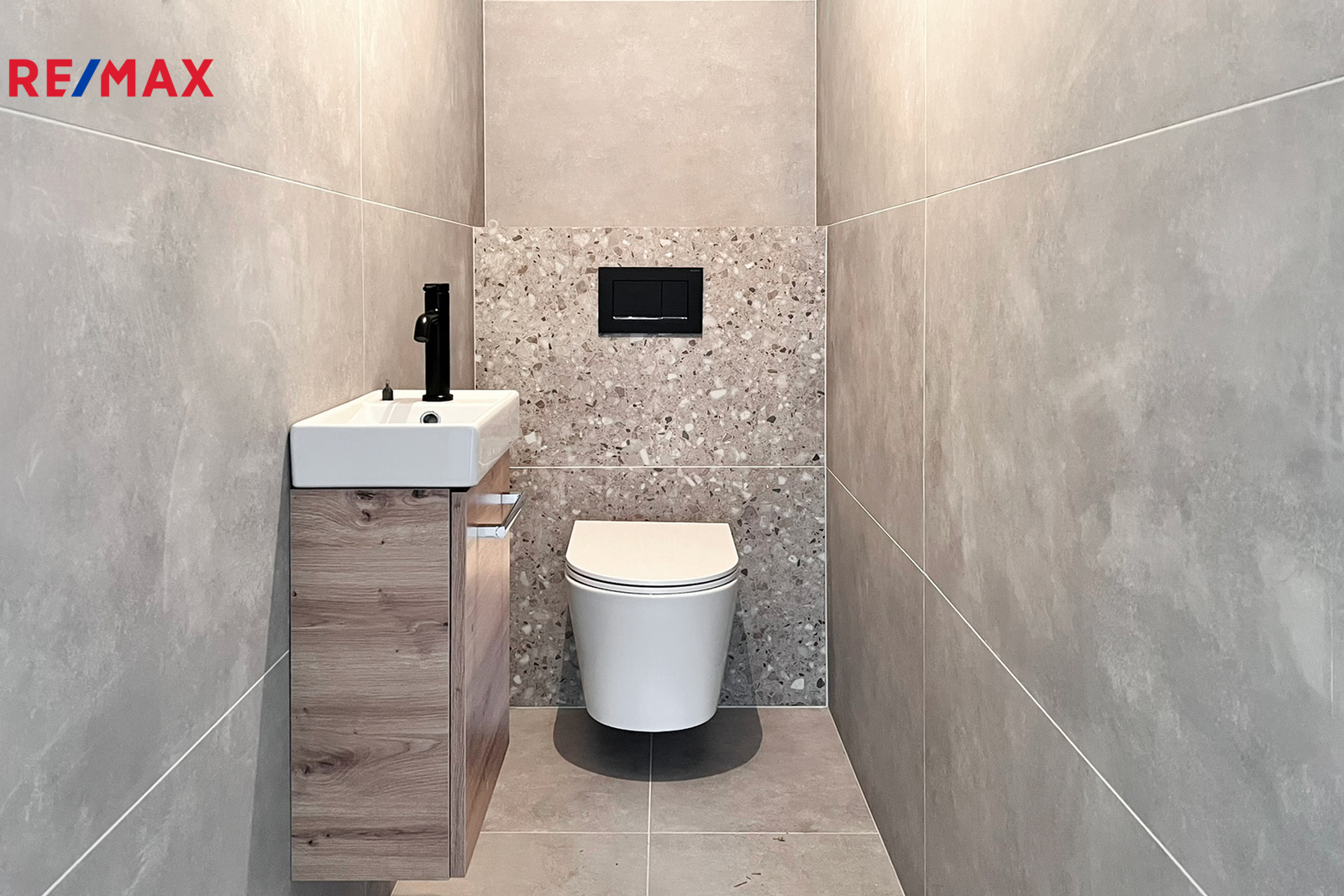 Prodej - bytová jednotka 4+kk – 128,72 m&sup2;, zahrada 109,02 m&sup2;, 2 parkovací stání. Praha 10 – Záběhlice u Hamru