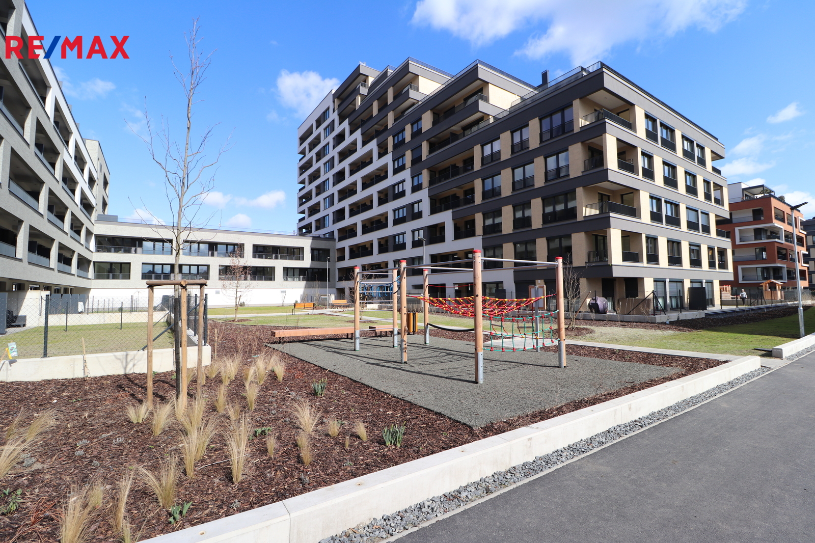 Okolí bytového domu