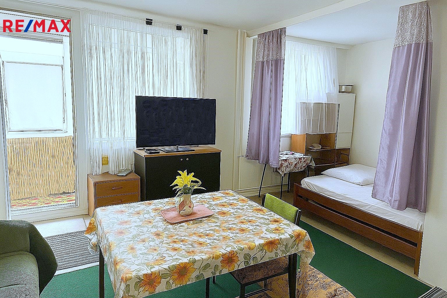 Obývací místnost se vstupem na lodžii