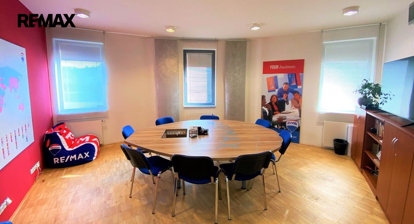 1NP - kancelář/ zasedací místnost