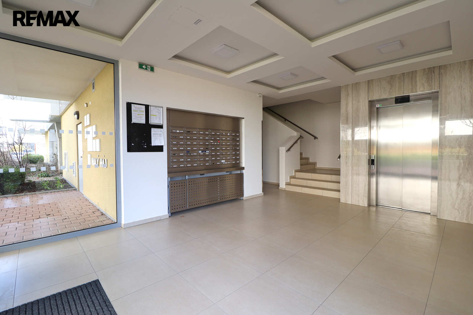 Bytový dům - vstupní chodba