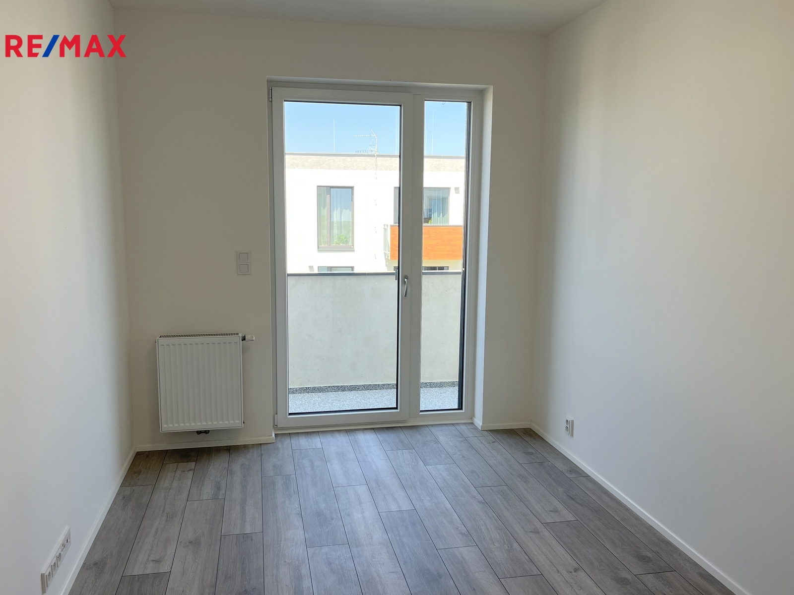 Ložnice s balkónem