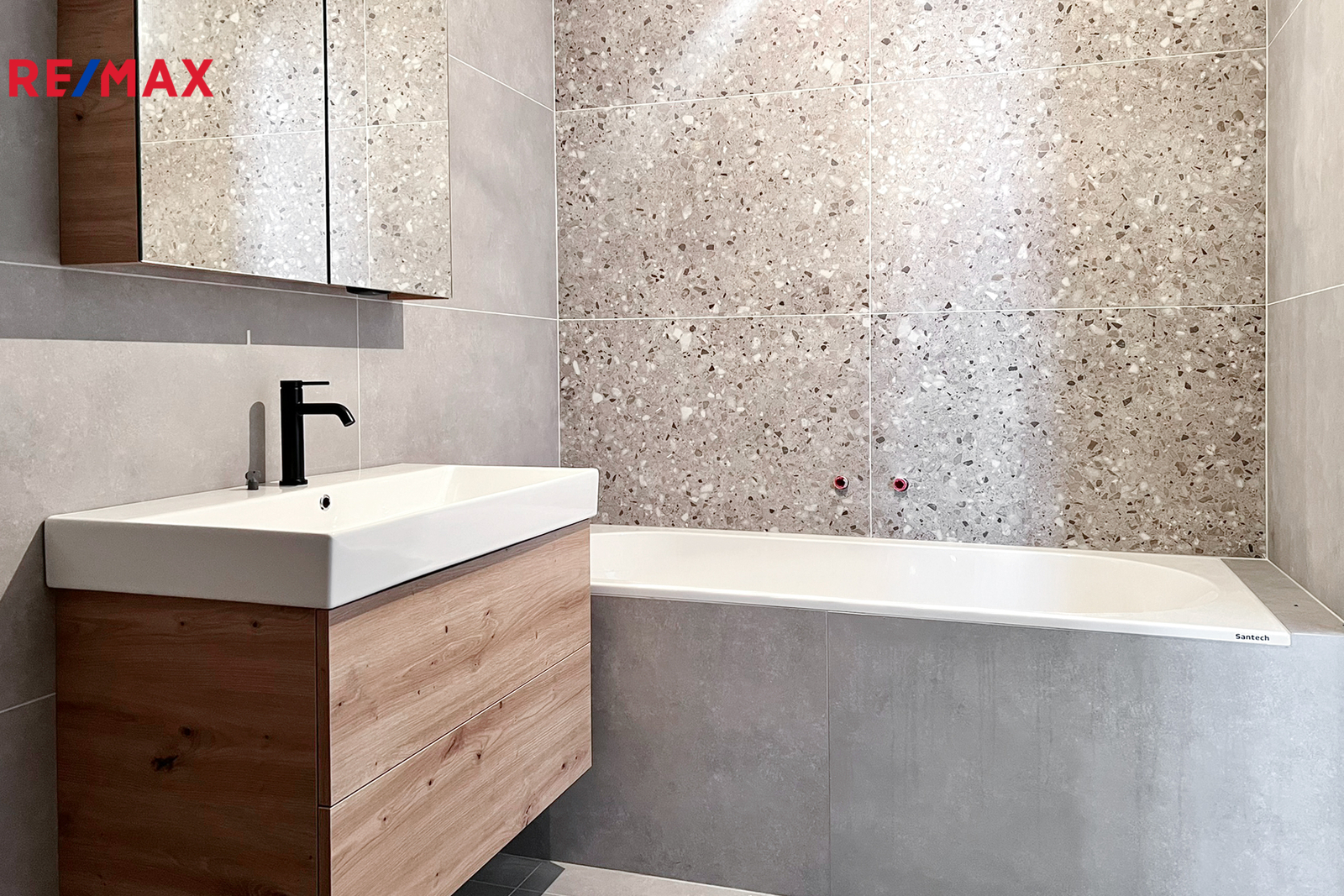 Prodej - bytová jednotka 4+kk – 128,72 m&sup2;, zahrada 109,02 m&sup2;, 2 parkovací stání. Praha 10 – Záběhlice u Hamru