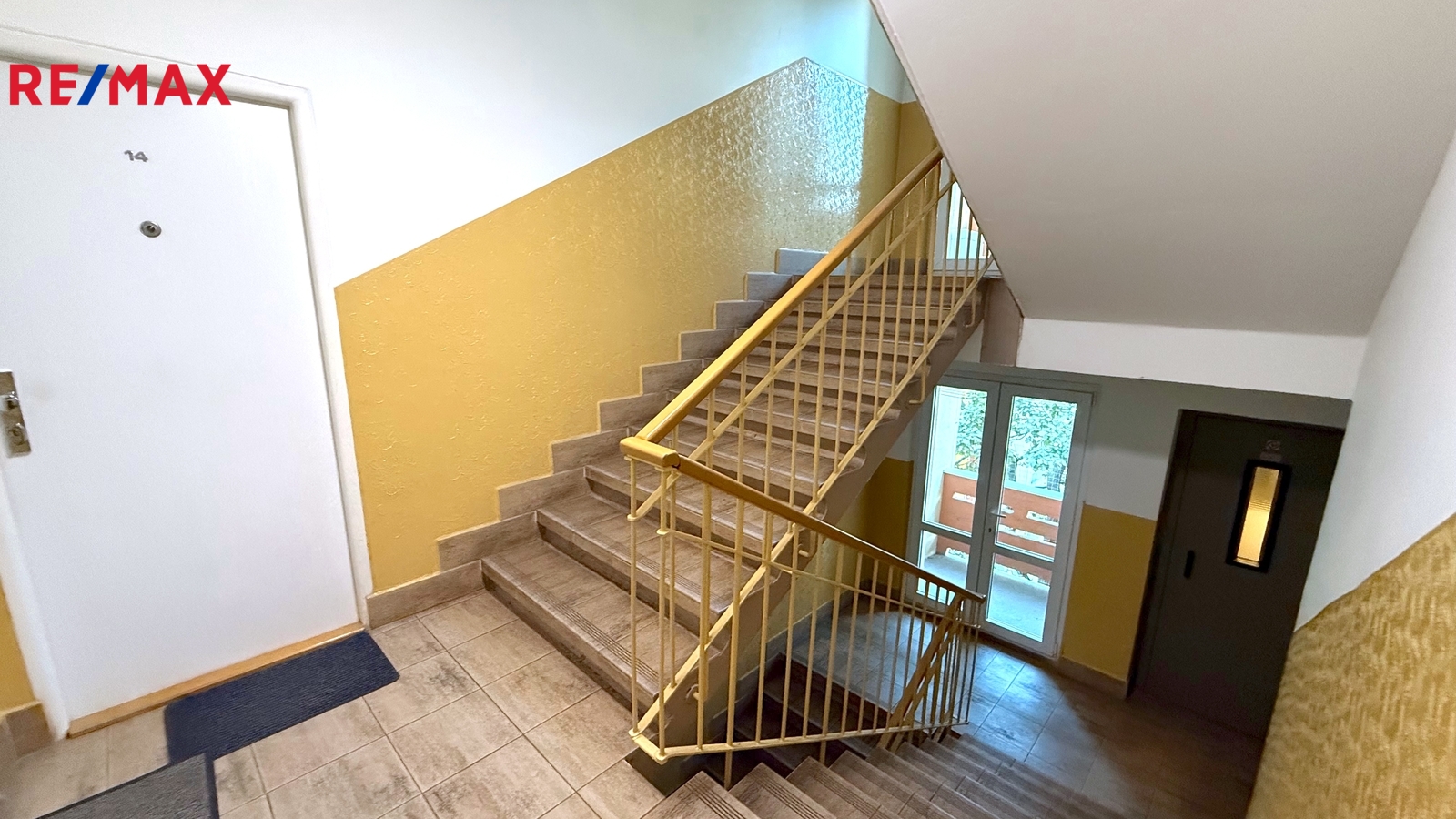 Schodiště s výtahem a lodžií