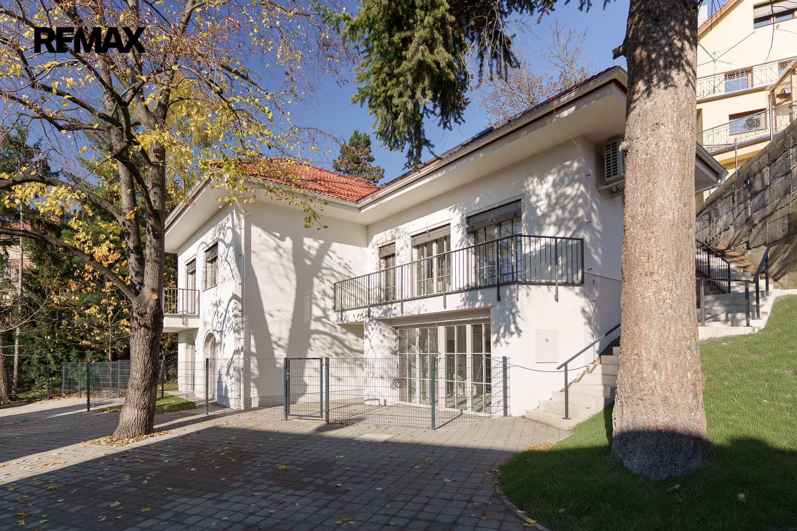 Prodej - bytová jednotka 4+kk – 128,72 m&sup2;, zahrada 109,02 m&sup2;, 2 parkovací stání. Praha 10 – Záběhlice u Hamru