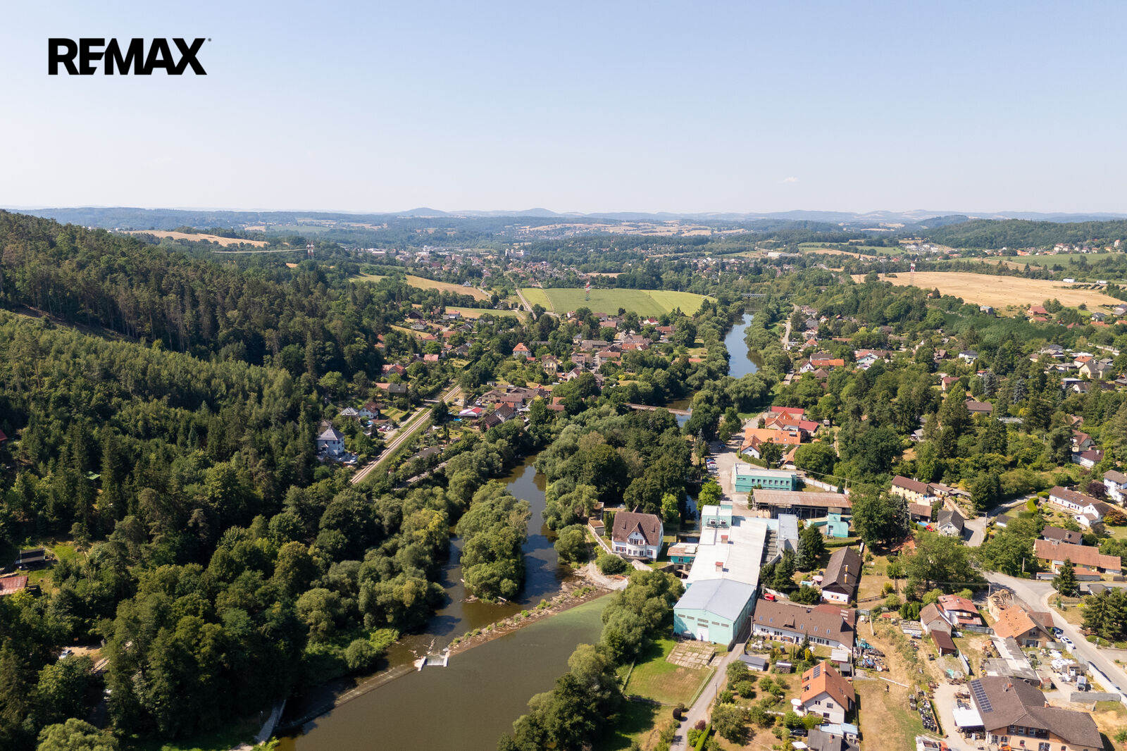rodej pozemků Čtyřkoly u Benešova – letecký pohled na developerský soubor pěti stavebních parcel o celkové výměře 4 214 m&sup2;, určených pro výstavbu rodinných domů