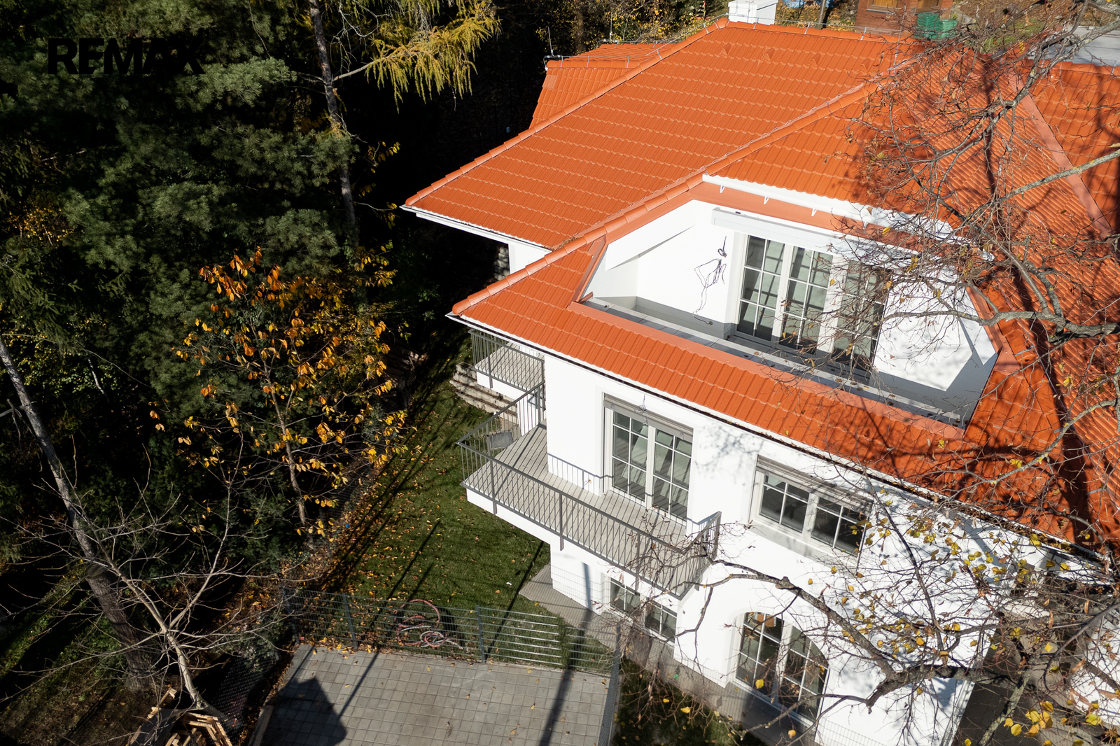 Prodej - bytová jednotka 4+kk – 128,72 m&sup2;, zahrada 109,02 m&sup2;, 2 parkovací stání. Praha 10 – Záběhlice u Hamru