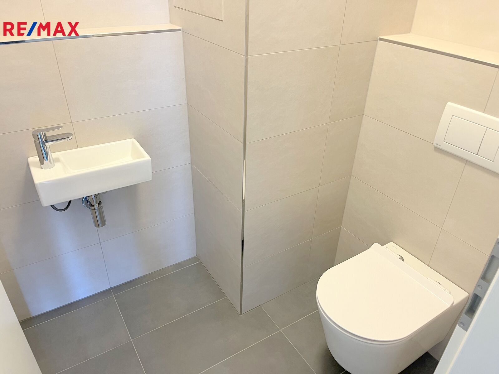 Samostatné WC s umyvadlem