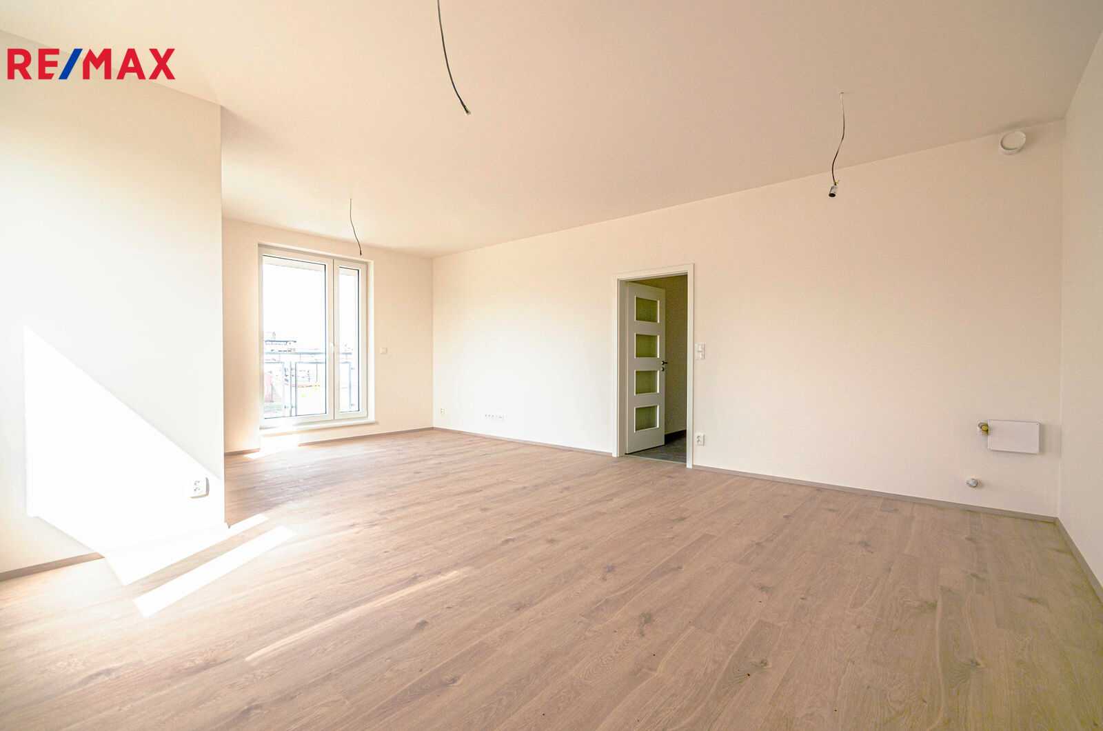 Obývací prostor se vstupem na terasu