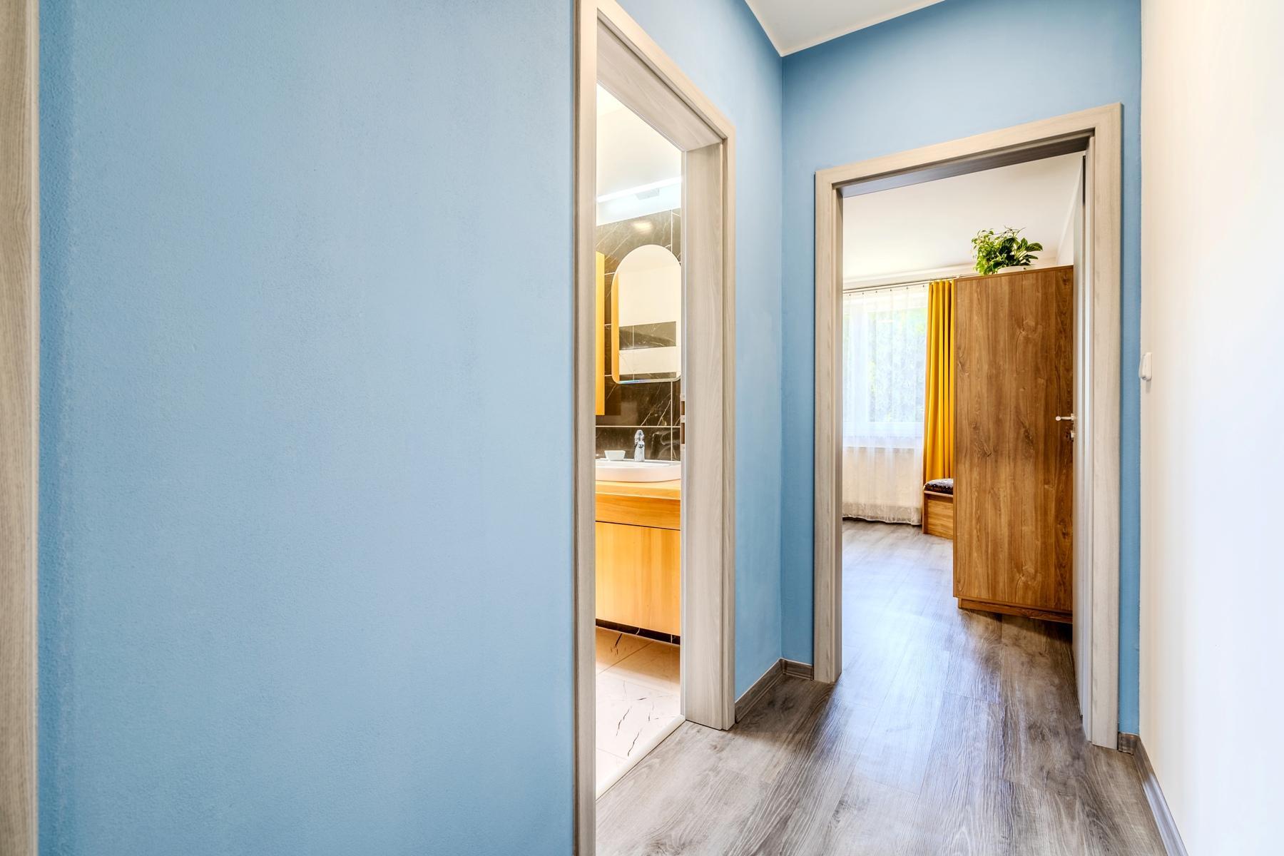 22-hallway-0.1751372649.jpg