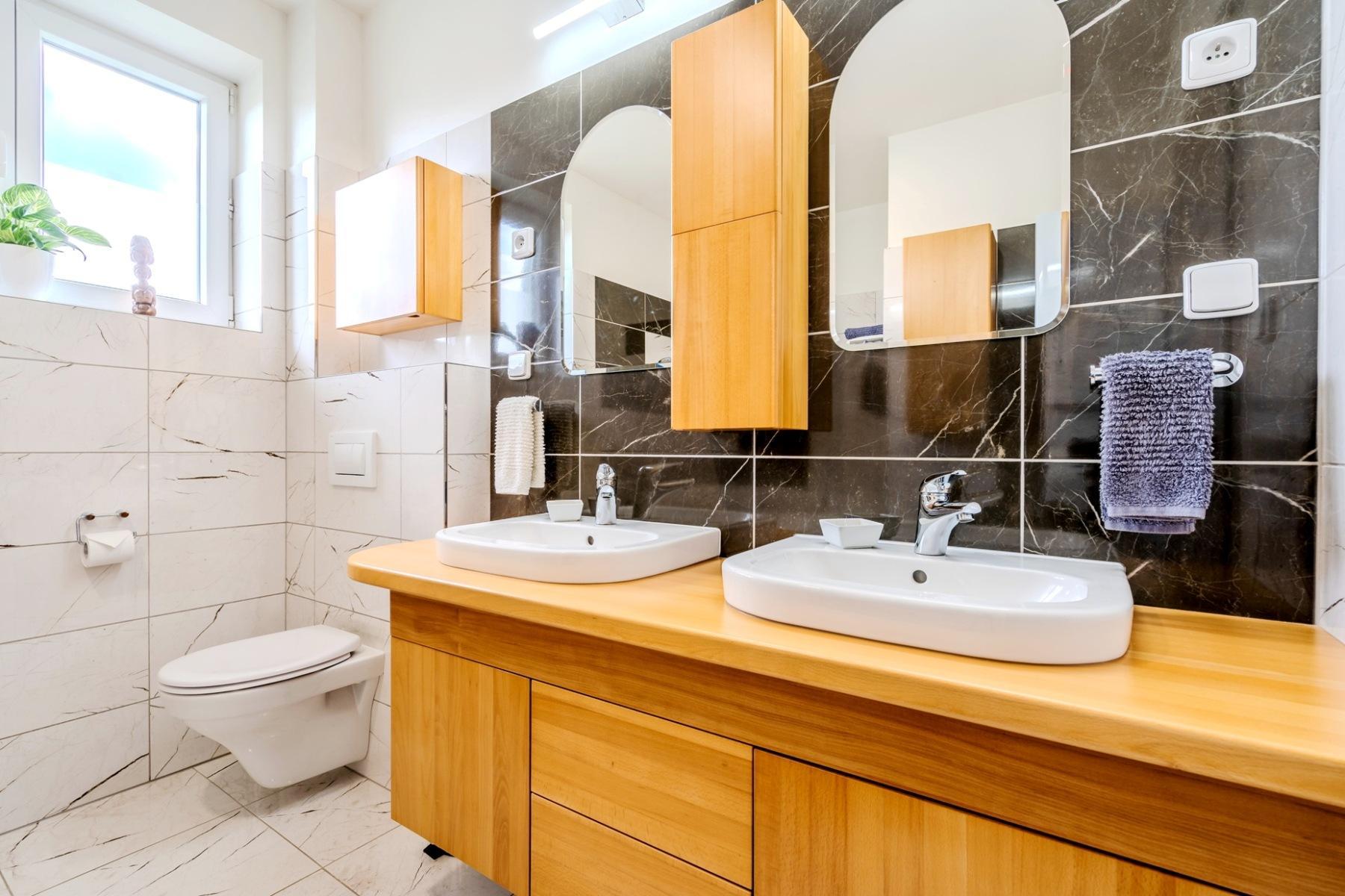 03-bath-0.1751372606.jpg