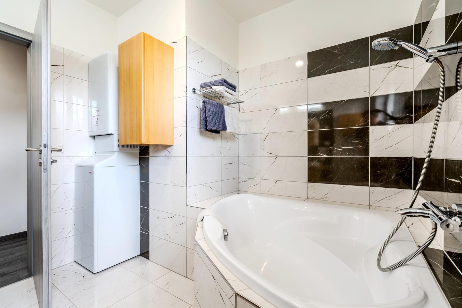 16-bath-2.1751372635.jpg
