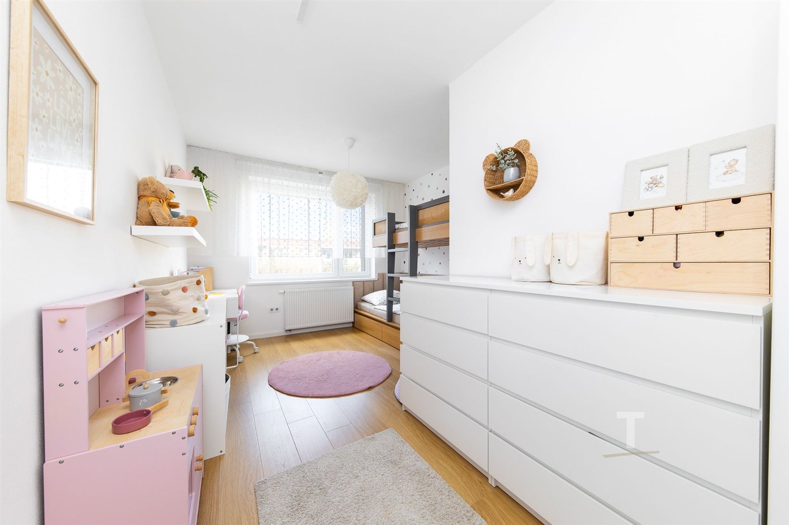 Dětský pokoj s parketovou podlahou, světlým nábytk