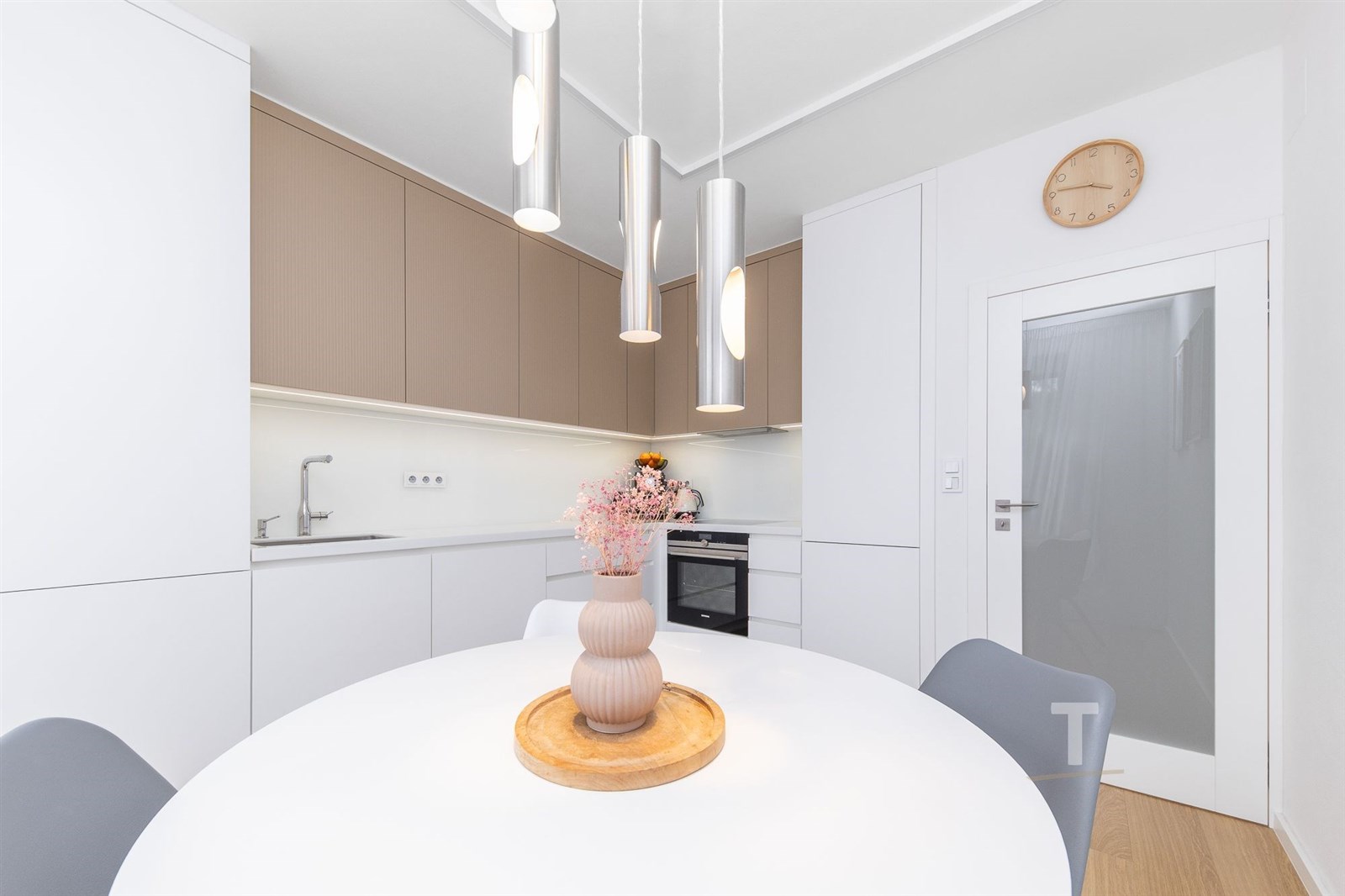 Moderní kuchyň s bílými skříňkami, vestavěnými spo