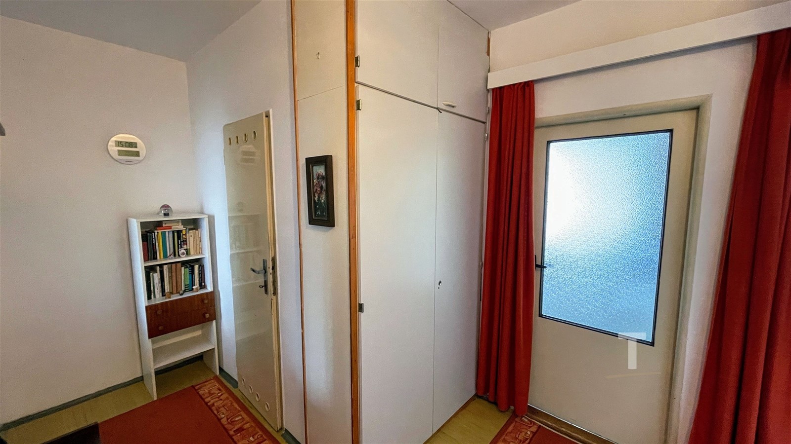 Vstupní předsíň s vestavěnými skříněmi, bílými stě