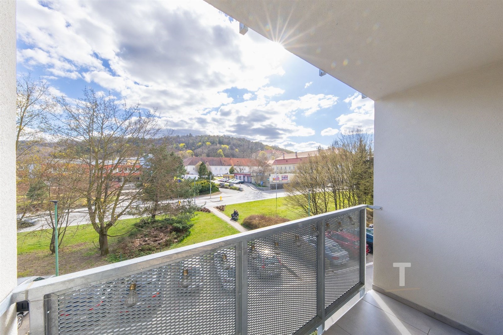 Výhled z prostorného balkonu s moderním kovovým zá