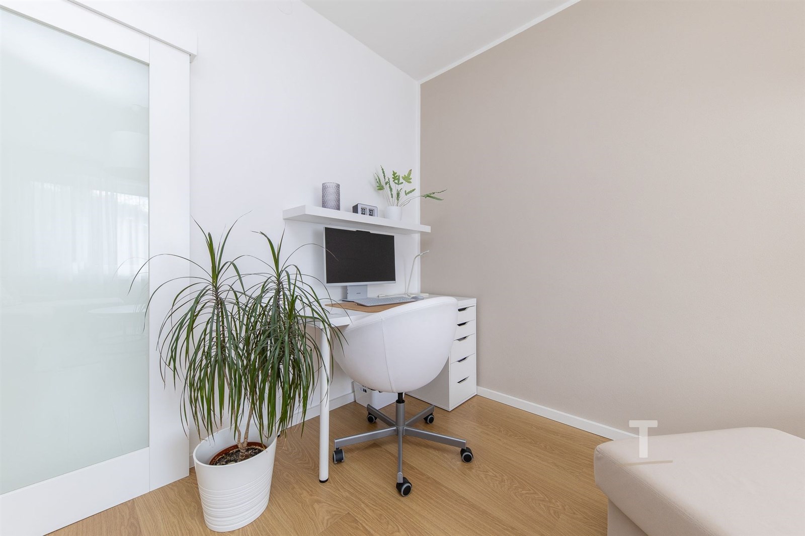 Moderní pracovní kout s parketovou podlahou, světl