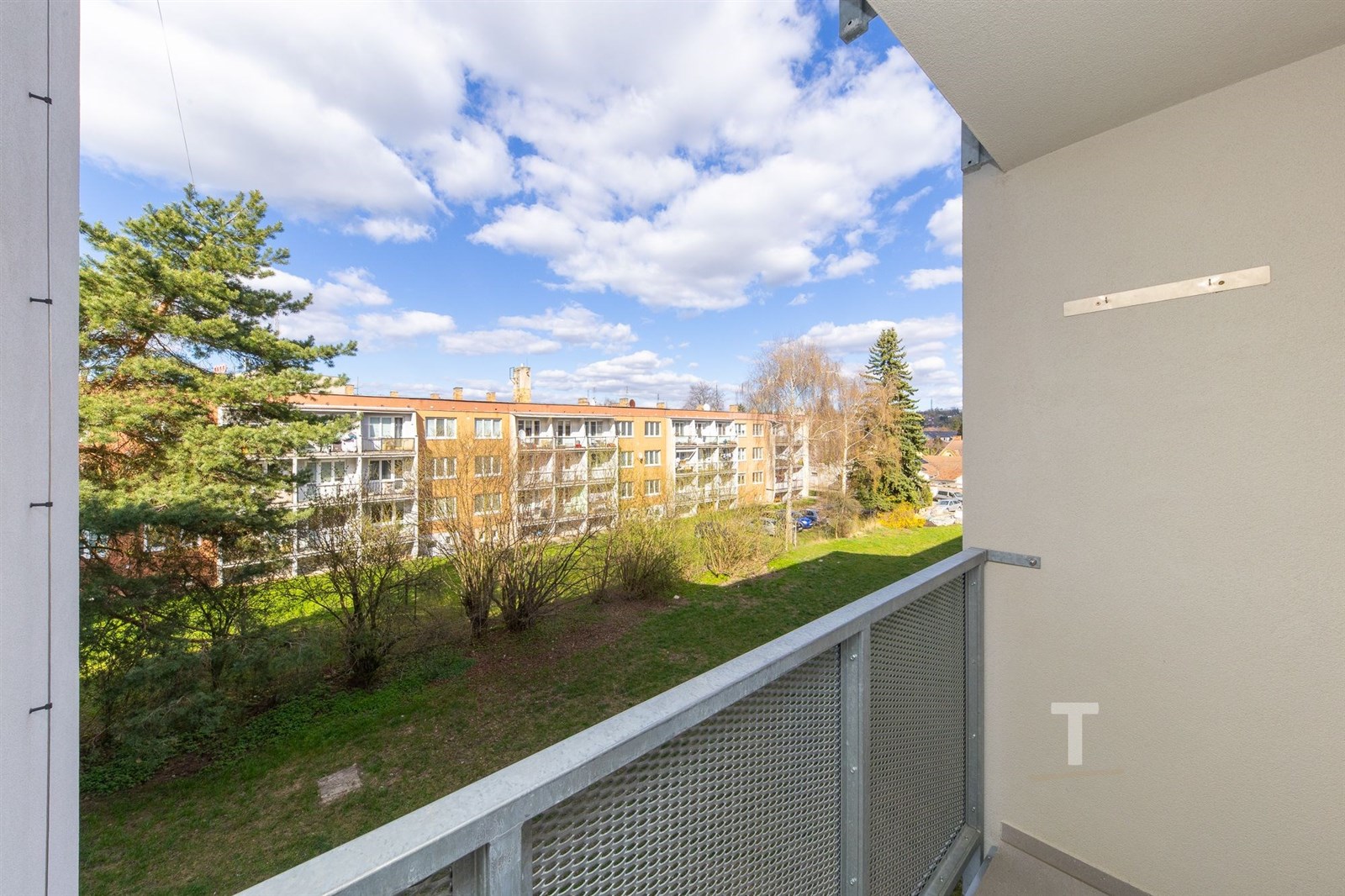 Balkon s výhledem na zelený park, moderní zábradlí