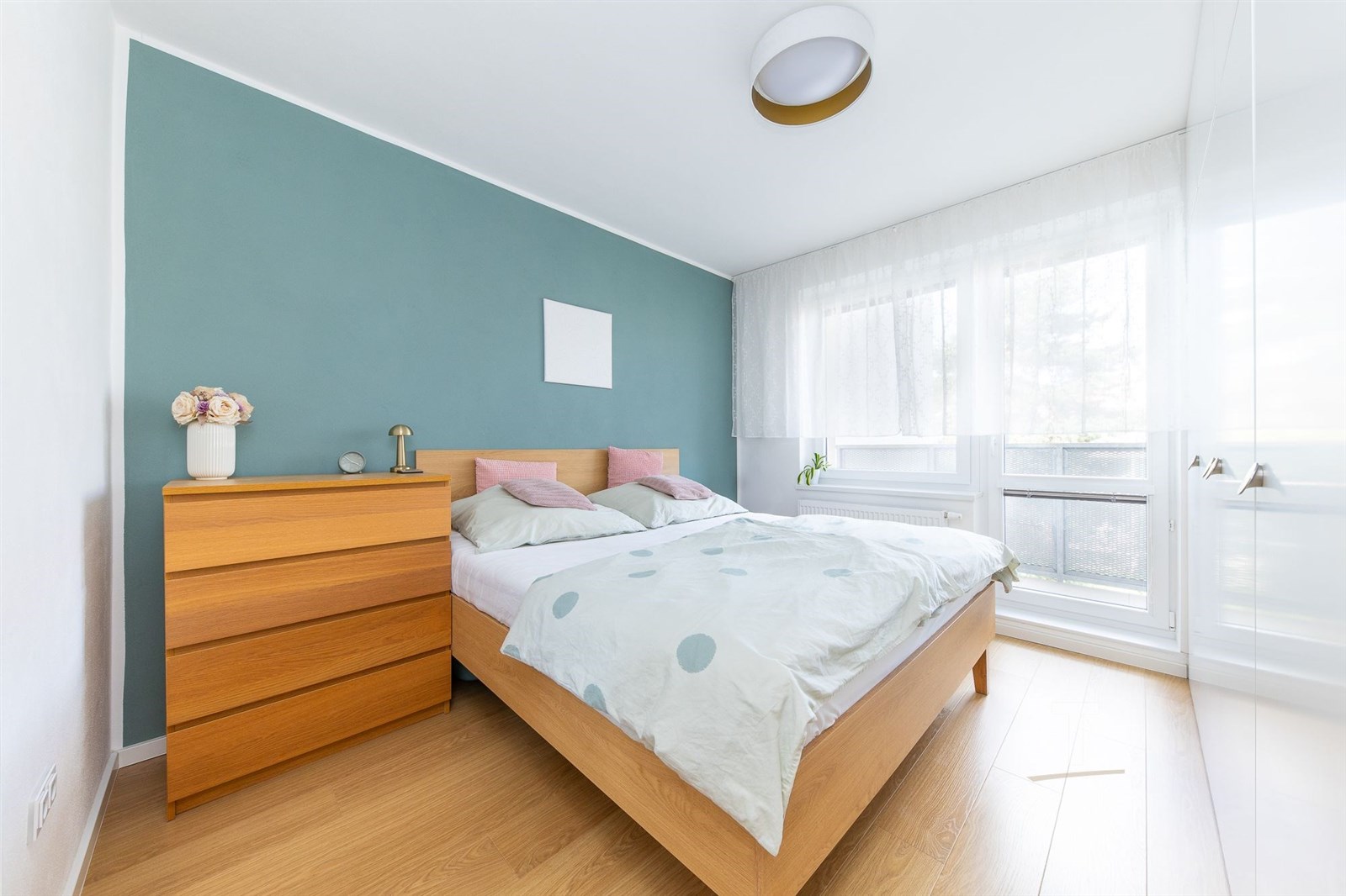 Prostorná ložnice s moderním designem, dřevěná pod