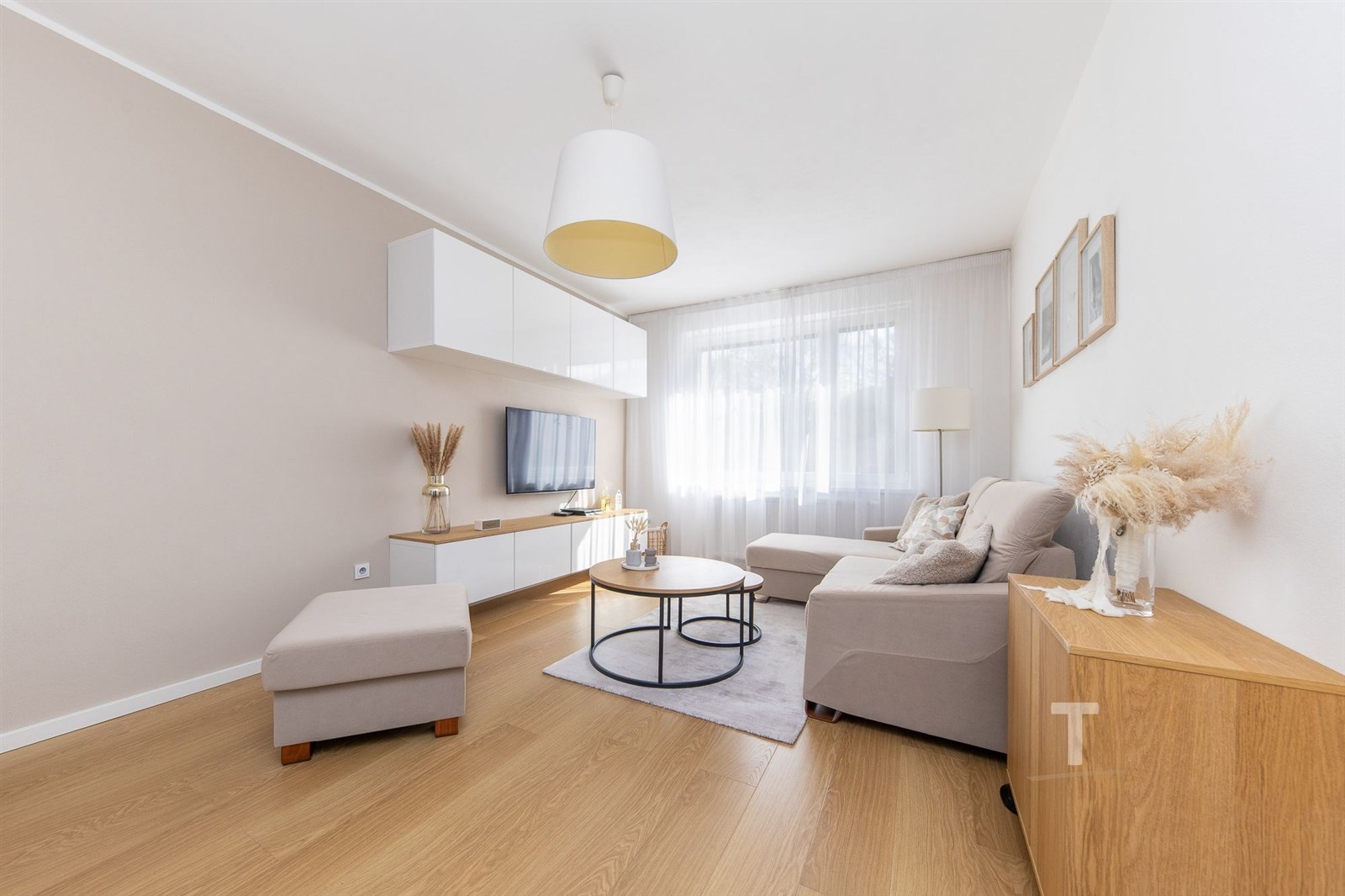 Světlý obývací pokoj s parketovou podlahou, modern