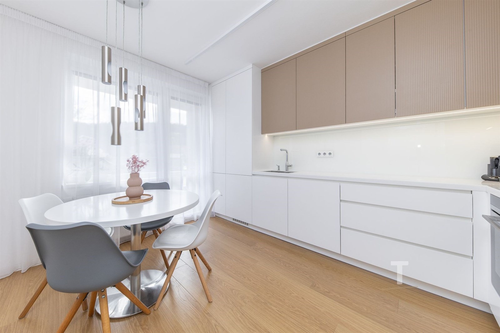 Moderní kuchyň s dřevěnou podlahou, vestavěné skří