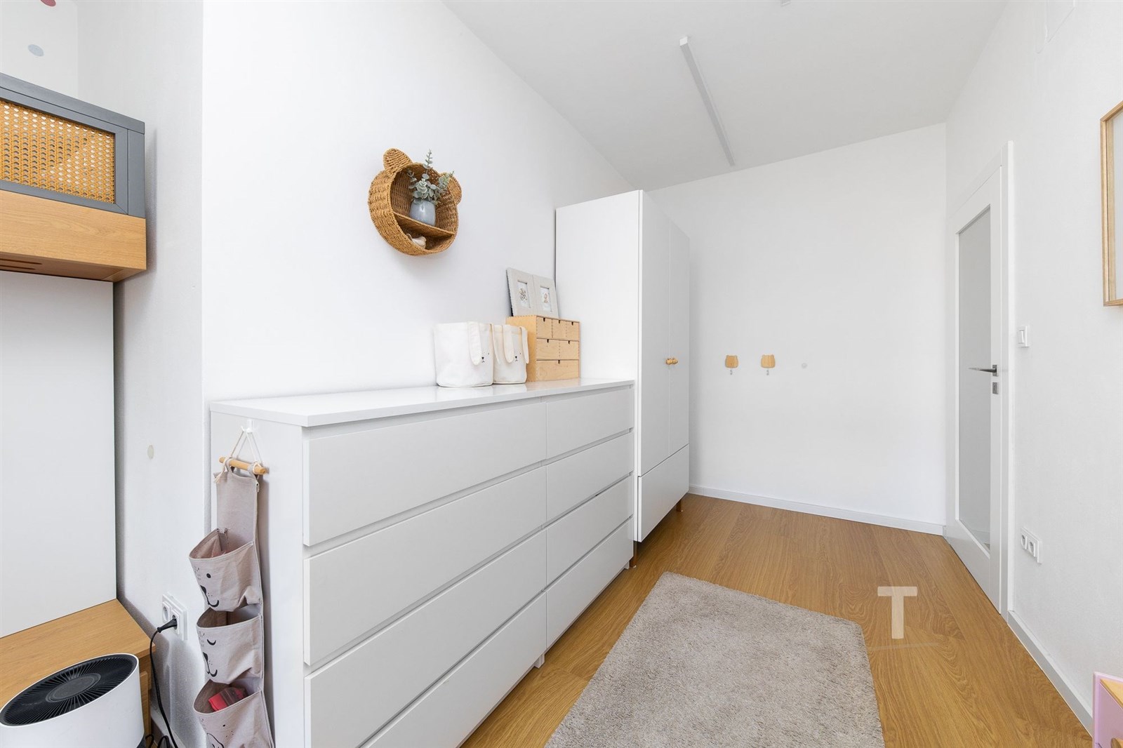 Dětský pokoj s parketovou podlahou, moderní světlé