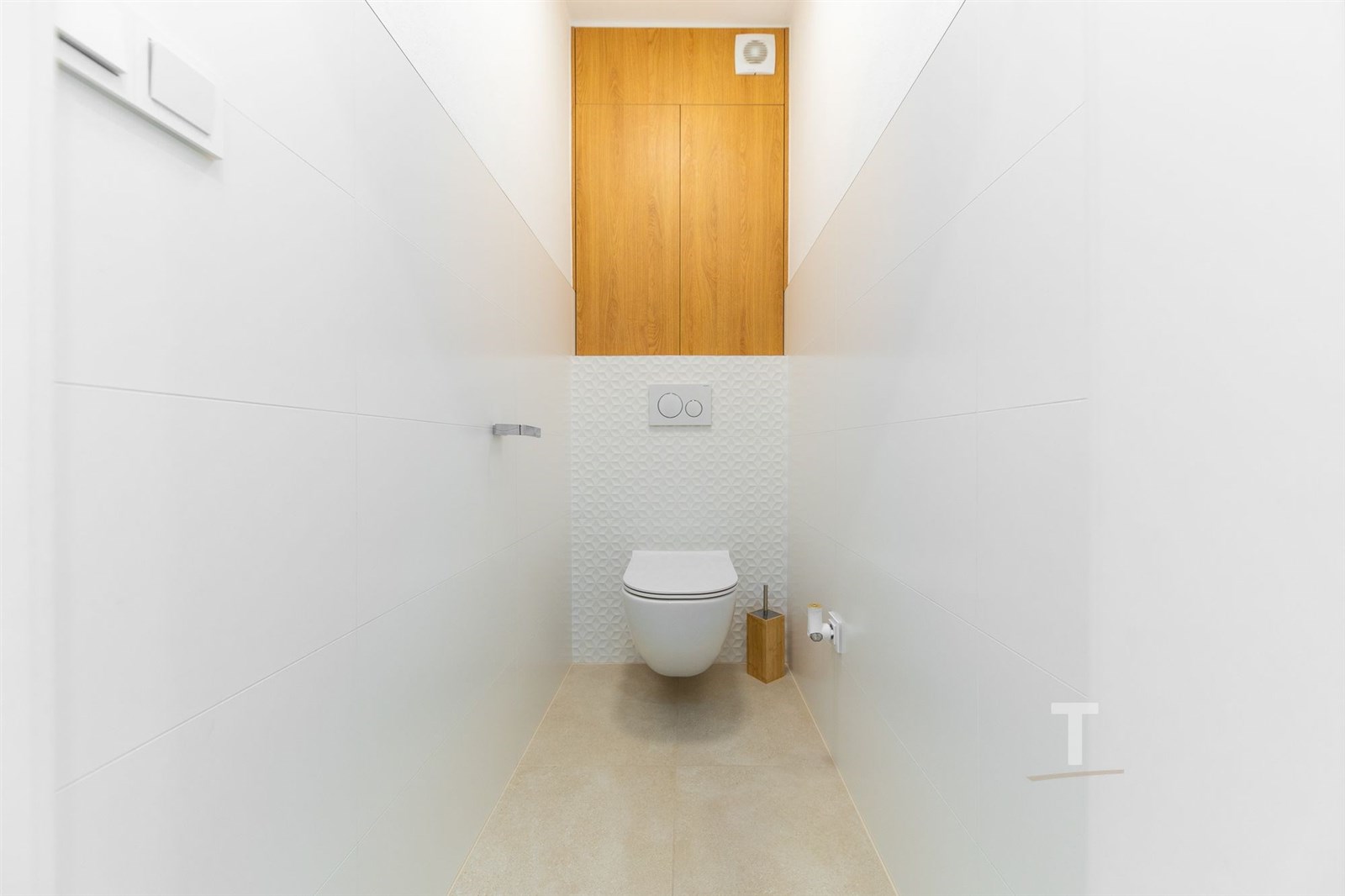 Úzká moderní toaleta s bílými dlaždicemi, dřevěný 